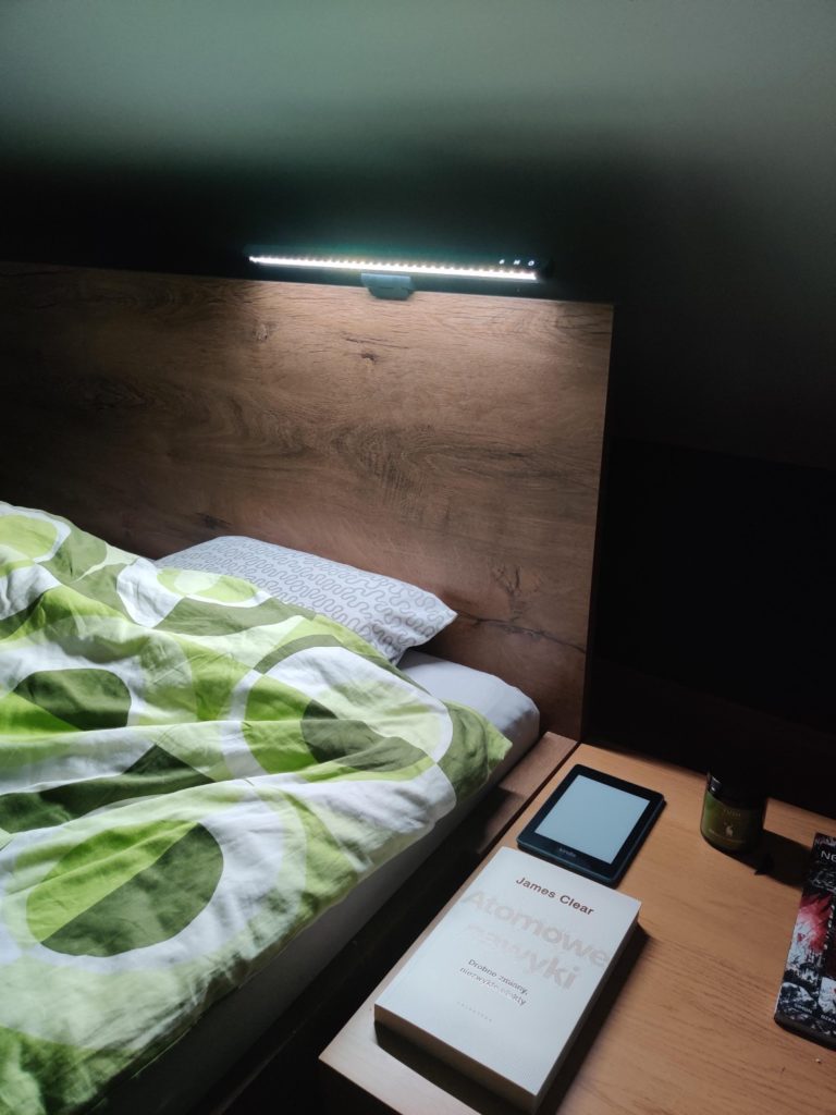 Lampa na monitor Yellight zamontowana na łóżku
