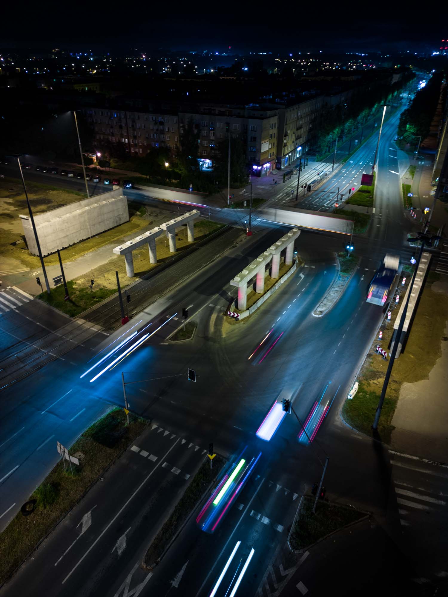 Poprawione zdjęcie ulicy nocą DJI Mini 3 Pro