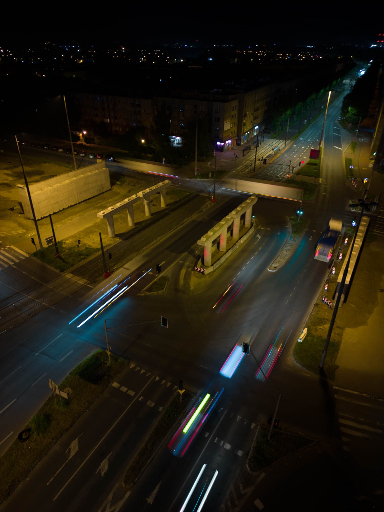 Zdjęcie ulicy nocą RAW DJI Mini 3 Pro