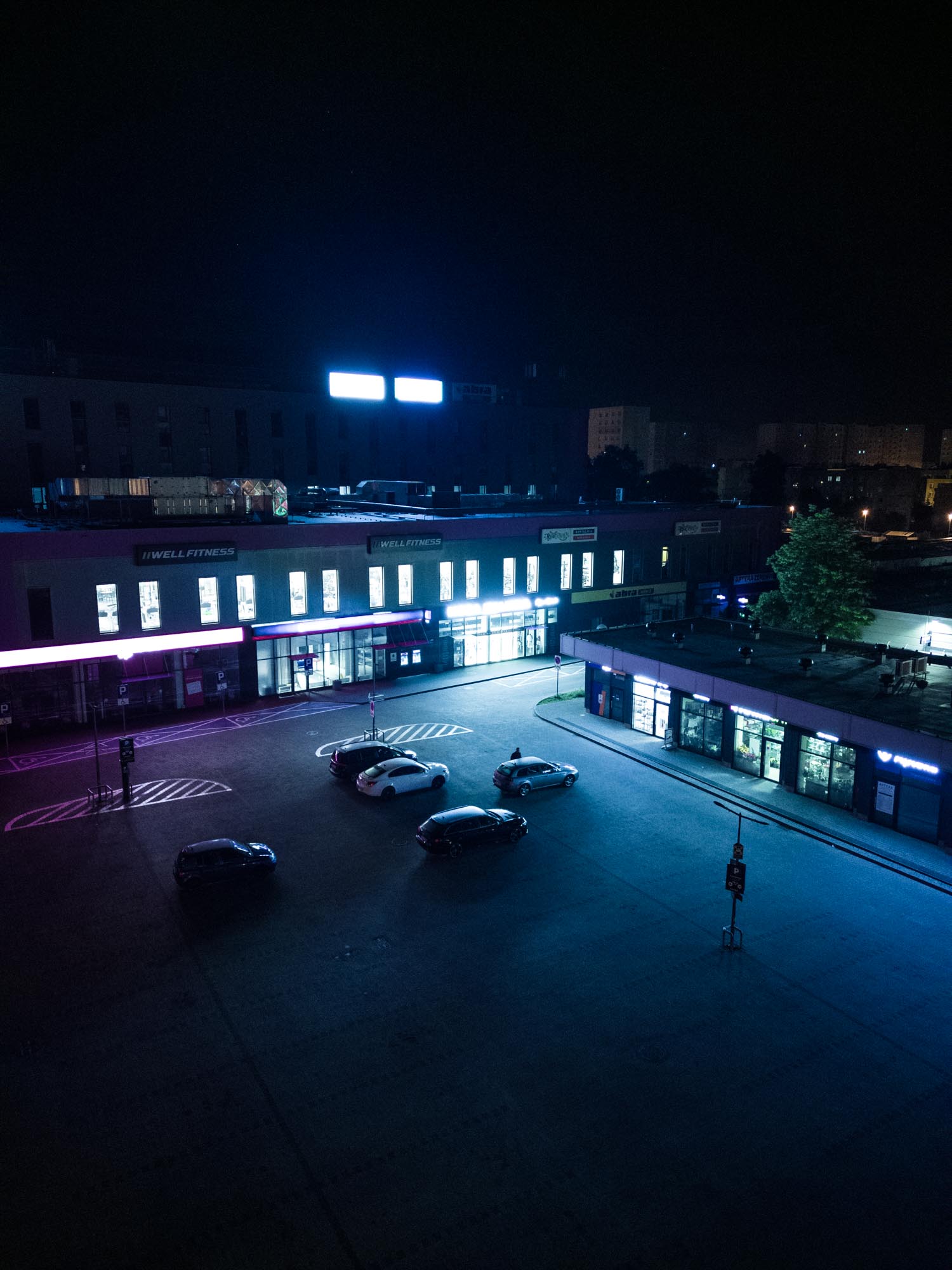 Poprawione zdjęcie neonów nocą DJI Mini 3 Pro