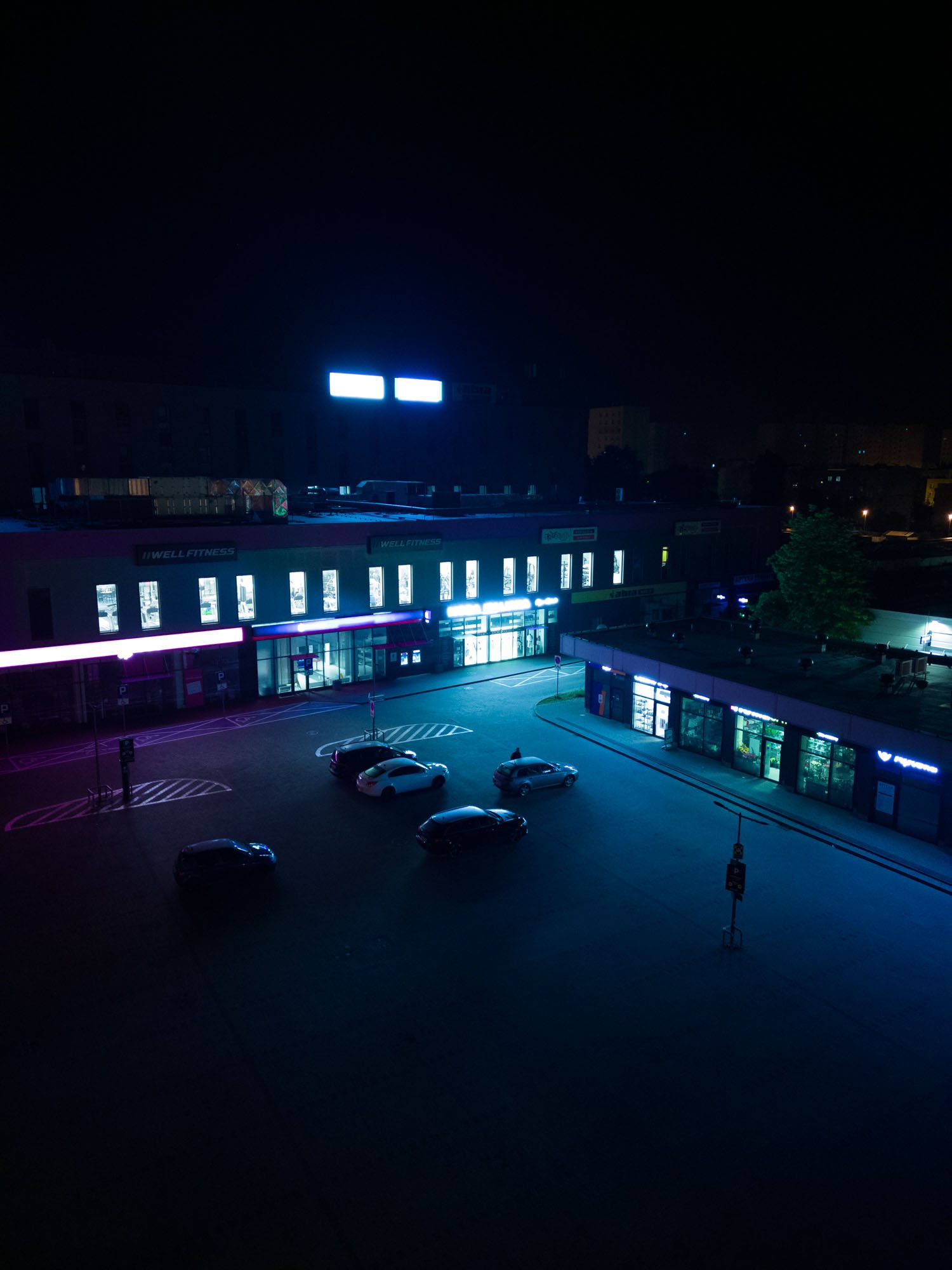 Zdjęcie neony nocą RAW DJI Mini 3 Pro