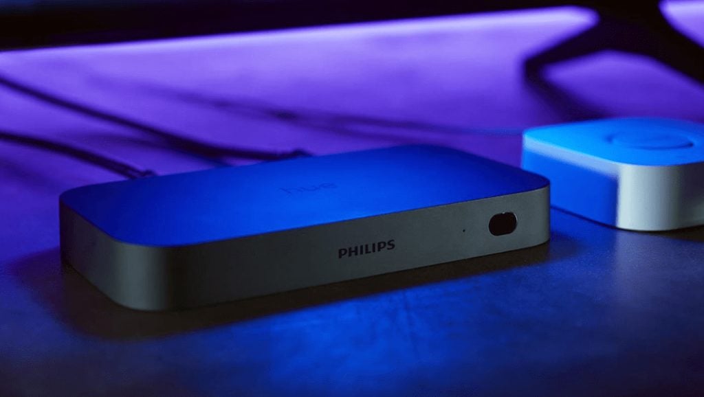 Philips Hue HDMI Play Sync Box obok mostek niebieskie oświetlenie