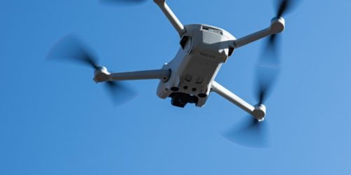 Jak legalnie latać dronem w Polsce? Kluczowe zasady, które musisz znać