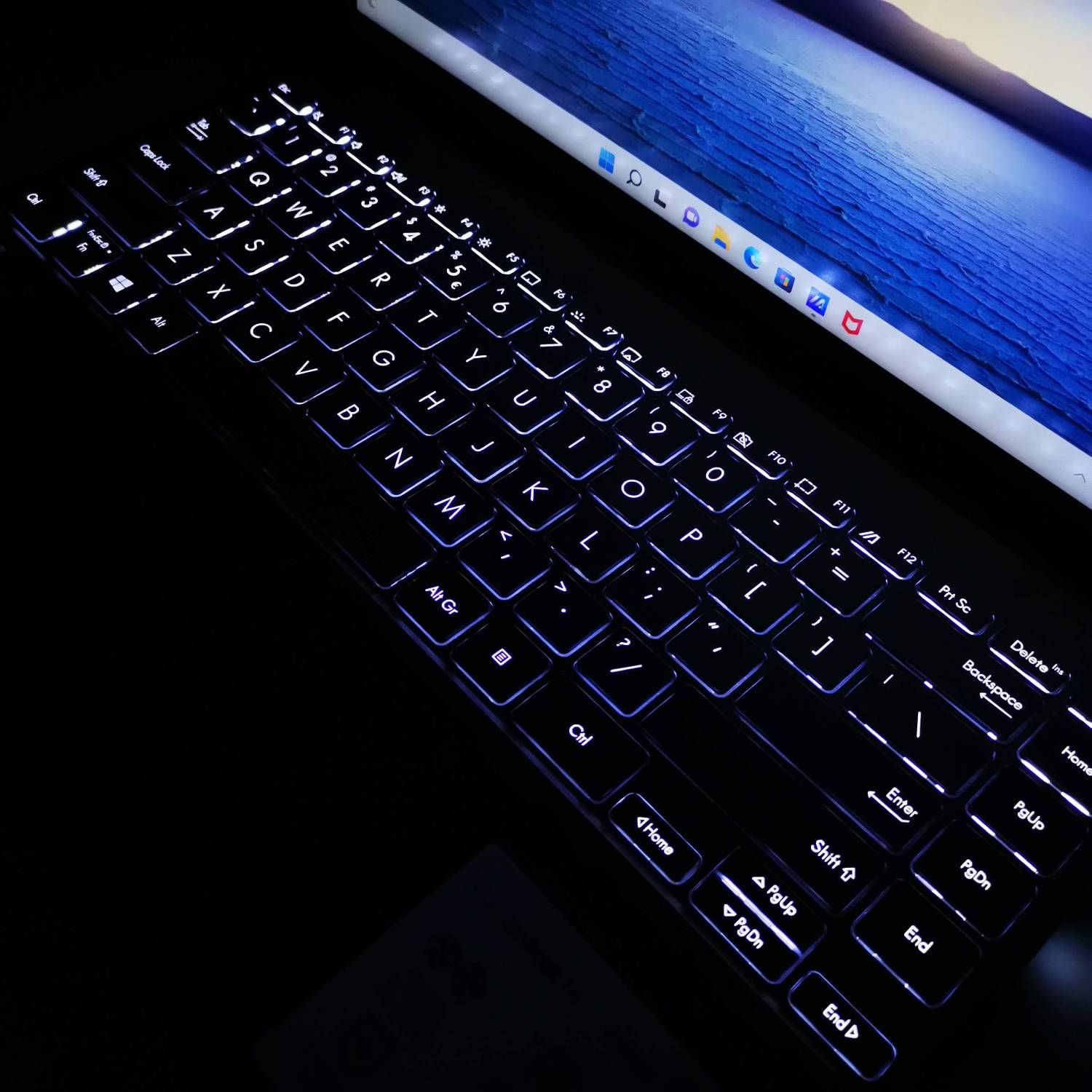 ASUS ZenBook 14 UM425QA podświetlenie klawiatury