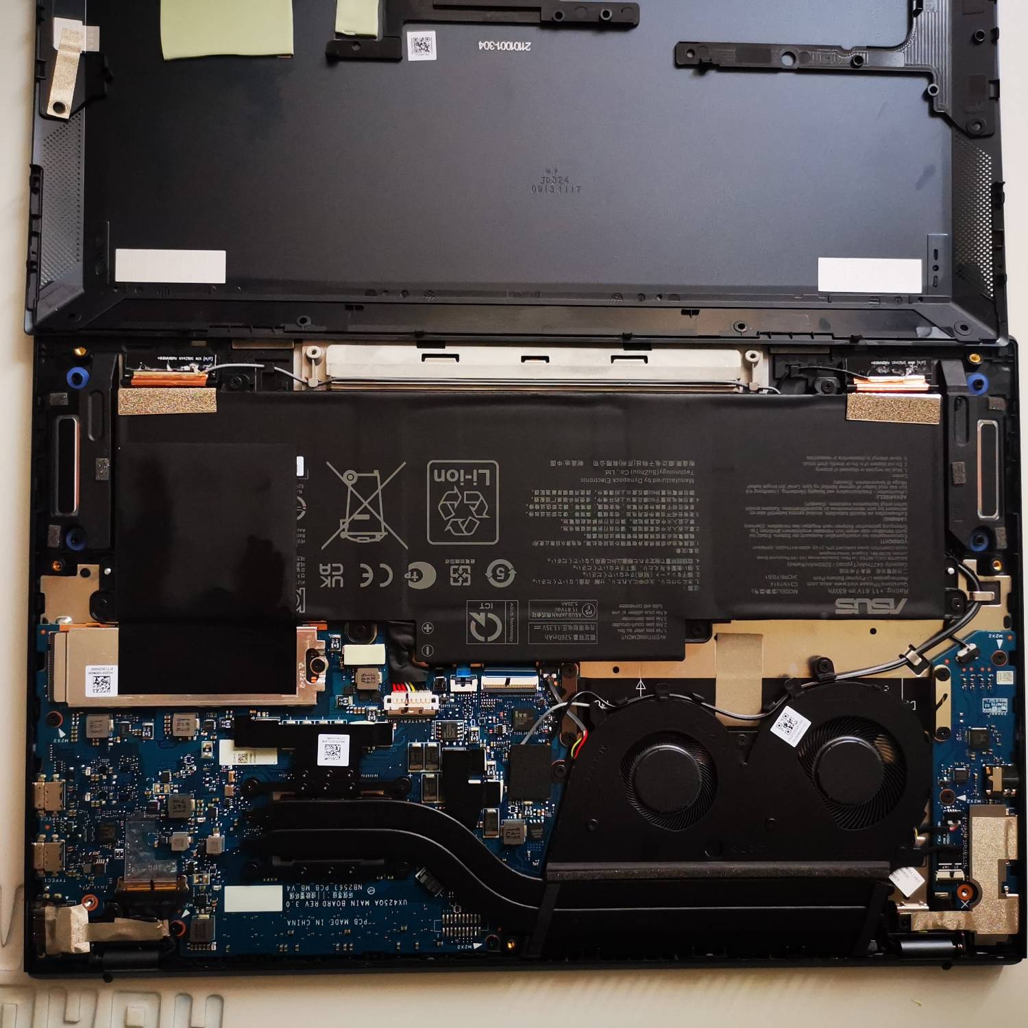 ASUS ZenBook 14 UM425QA wnętrze laptopa