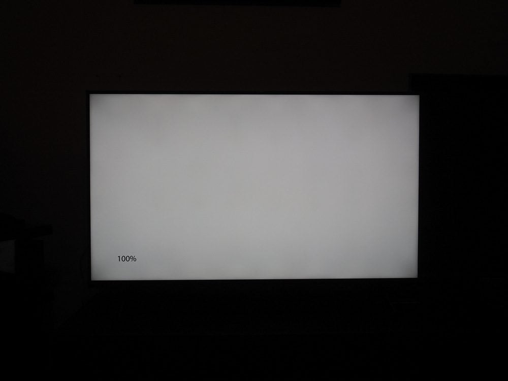 plansza o białym kolorze wyświetlana na ekranie telewizora