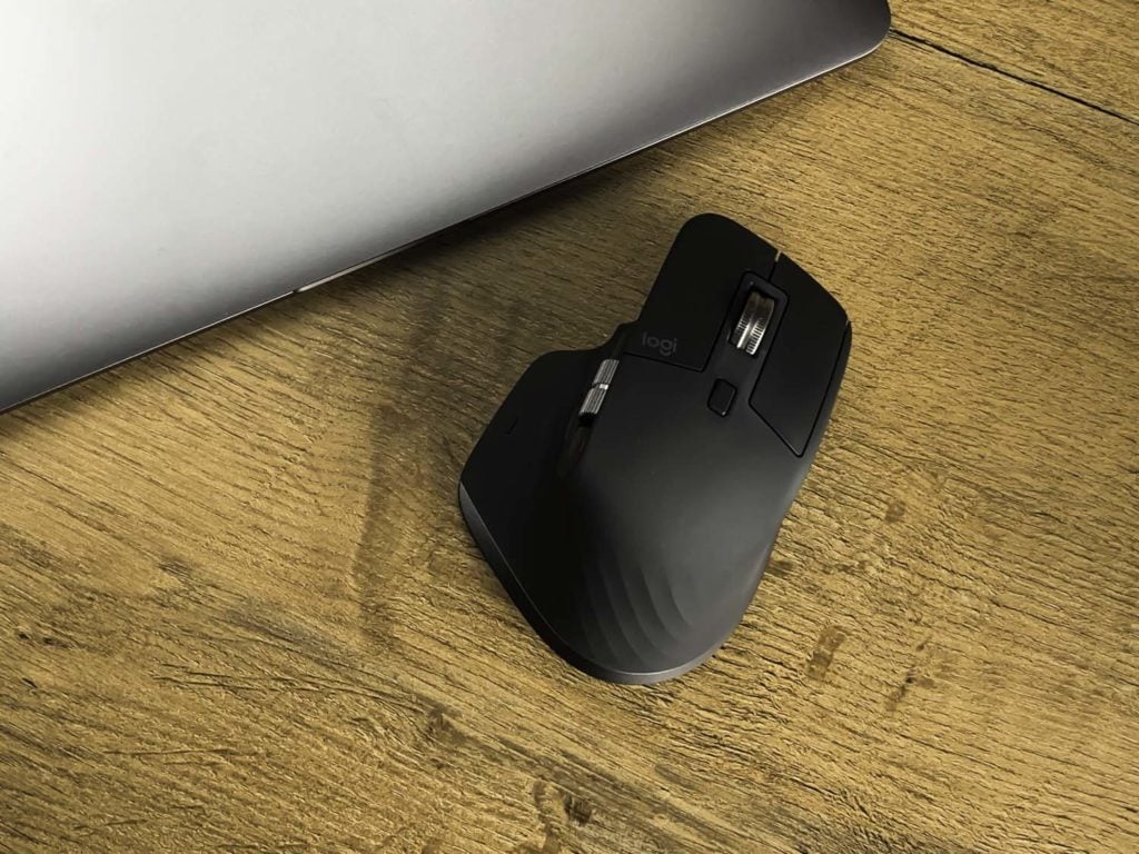 mysz przy komputerze