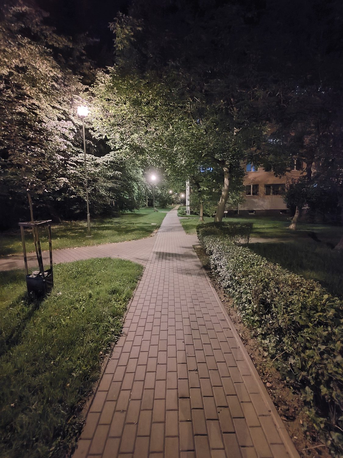 asus zenfone 9 obiektyw ultraszerokokątny zdjęcie nocne chodnik