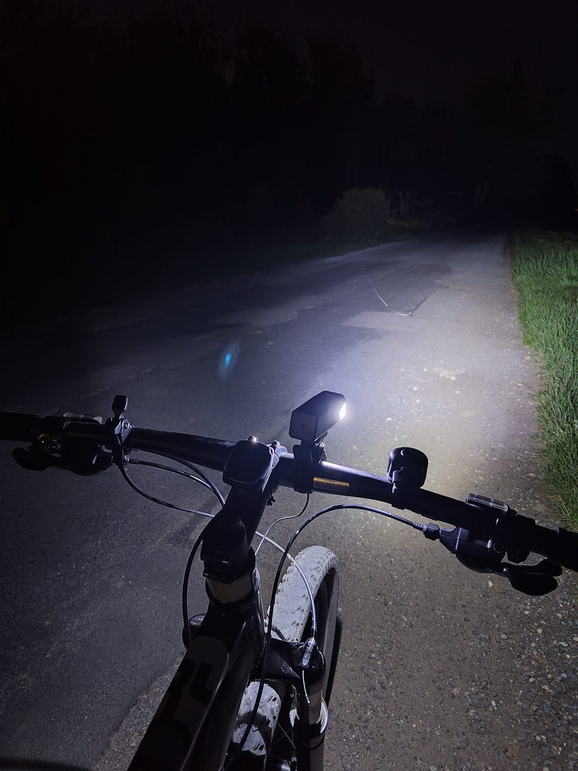 asus-zenfone9-zdjecie-nocne-rower