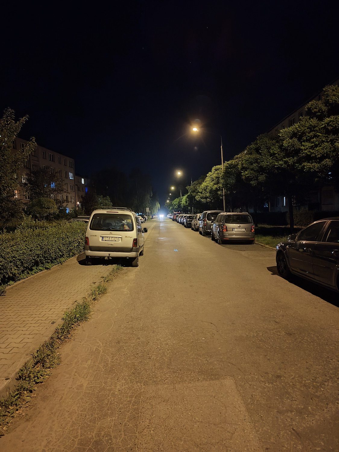 asus zenfone 9 zdjęcie nocne ulicy