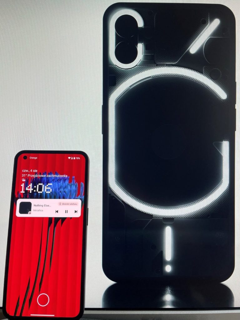 Nothing Phone (1) ekran i plecki z podświetleniem