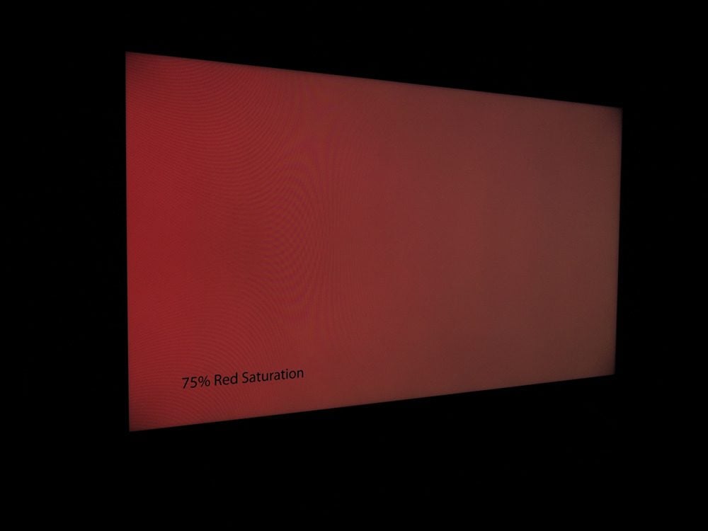 plansza nasyconej w 75% czerwieni, sfotografowana pod kątem - kolory delikatnie bledną