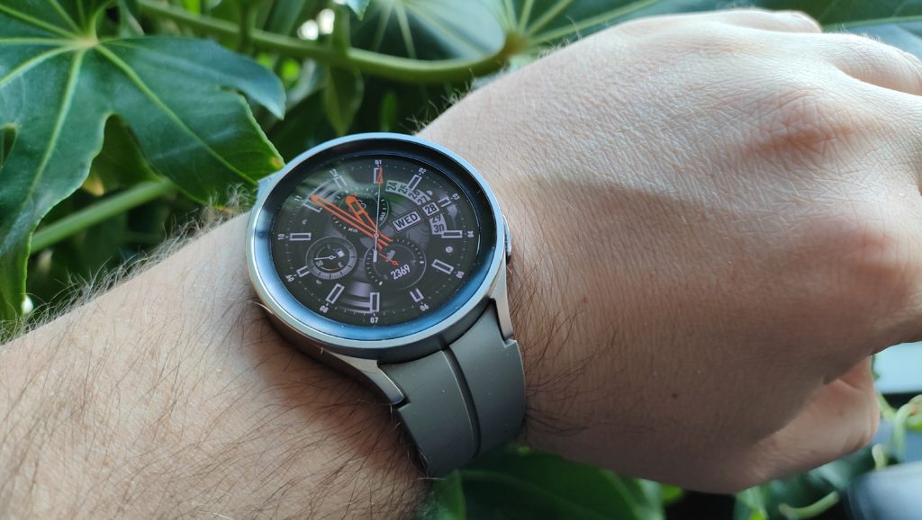 Galaxy Watch 5 Pro na nadgarstku