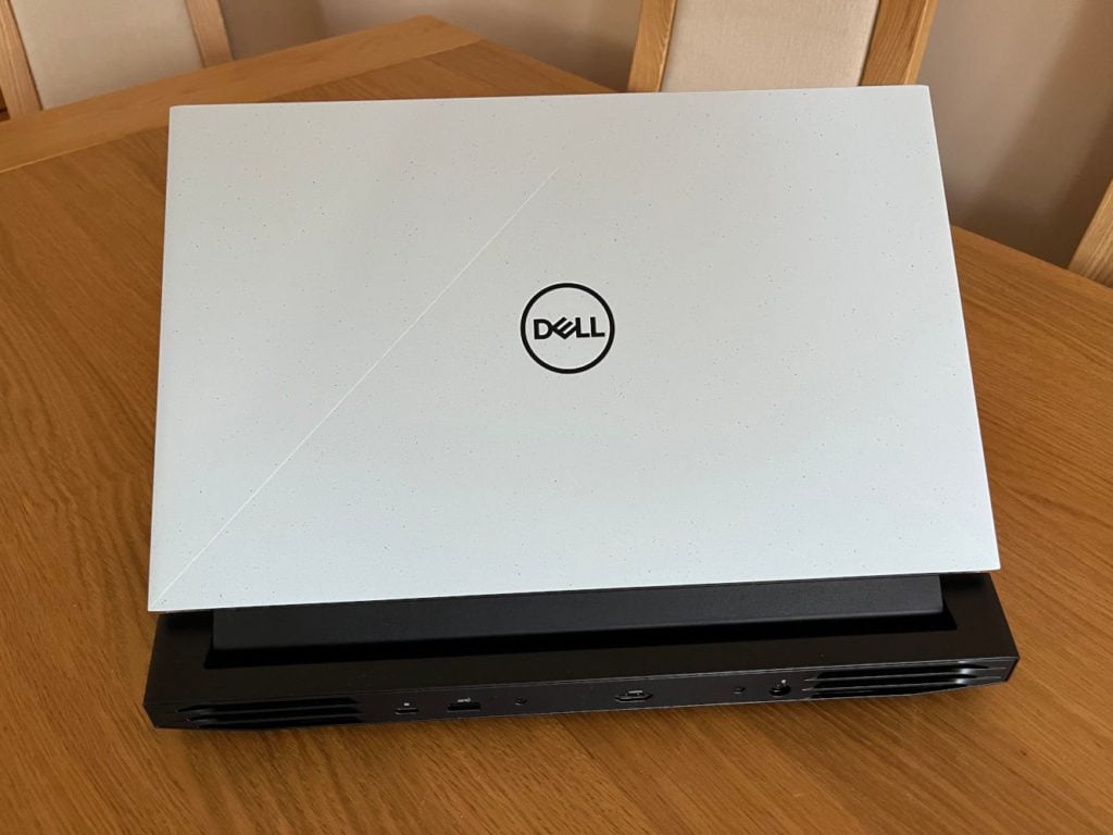 otwarta pokrywa laptopa dell g15 z logo dell