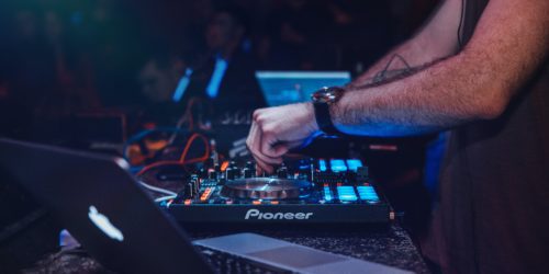 Jak zostać DJ-em? Poradnik dla początkujących