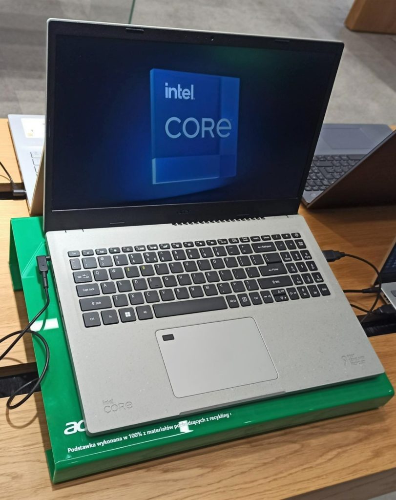 Laptop Acer Aspire Vero na ekologicznej podstawce
