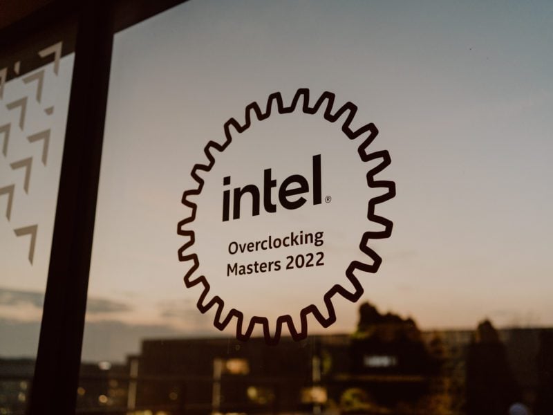 Byliśmy na Intel Overclocking Masters 2022. Zobacz, jak wygląda podkręcanie procesora ciekłym azotem