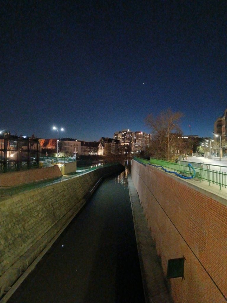 Zdjęcie z obiektywu głównego w nocy Motorola Moto g73