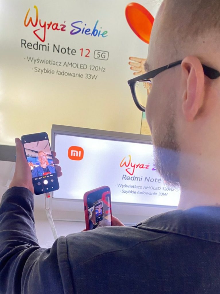 Relacja premiera Redmi Note 12 robienie selfie
