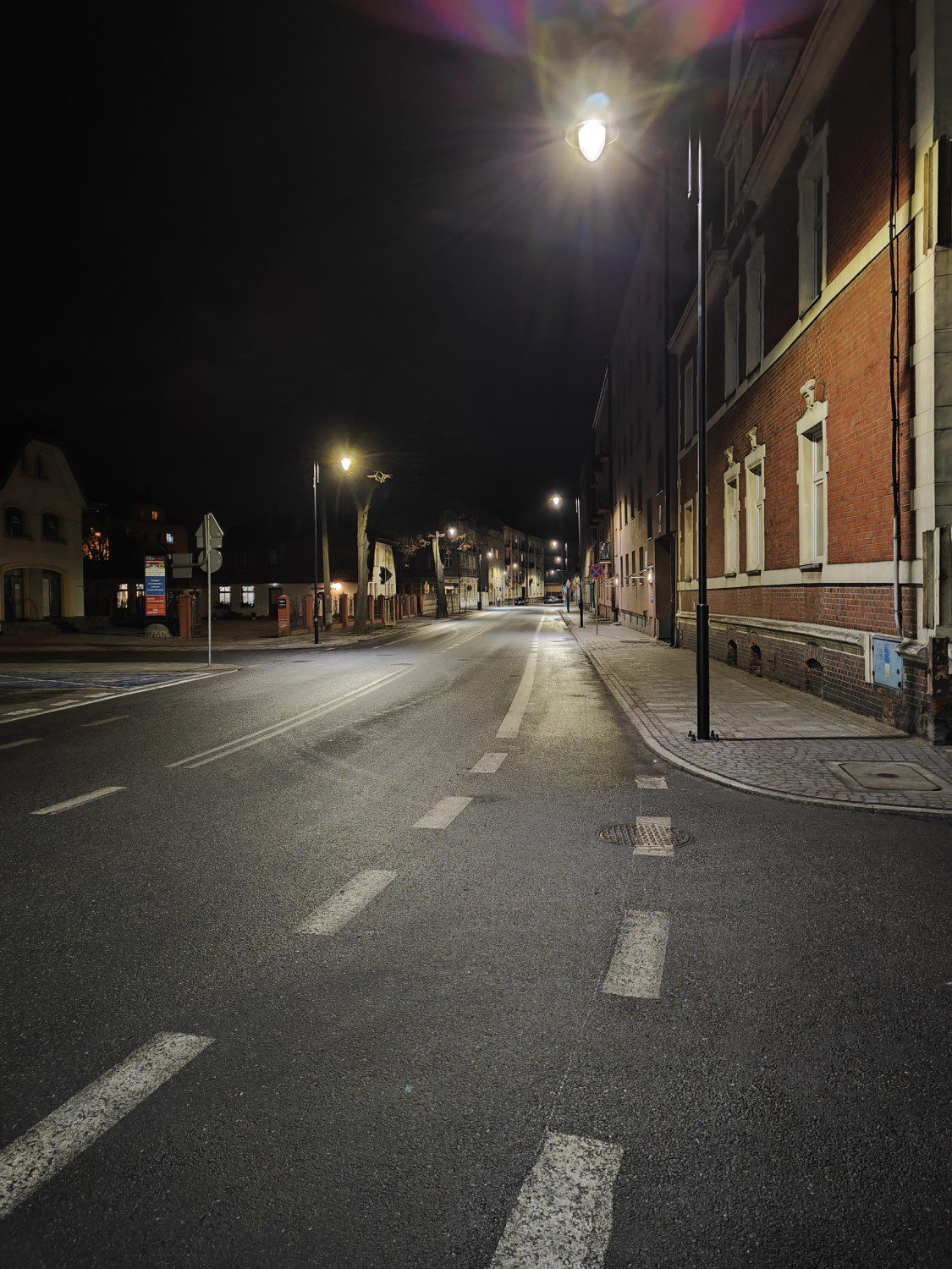 xiaomi 13 zdjęcie nocne na ulicy - tryb nocny