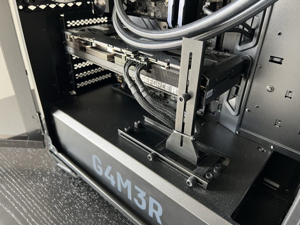 Zakurzony komputer G4M3R