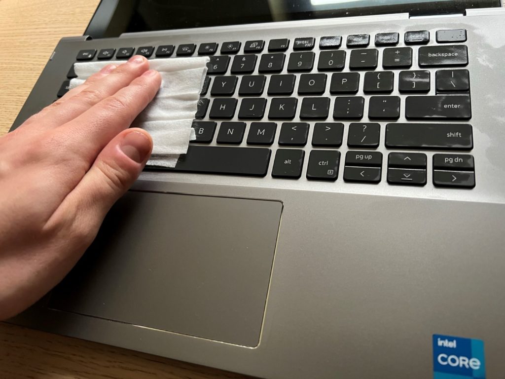 Czyszczenie klawiatury laptopa ściereczką IPA