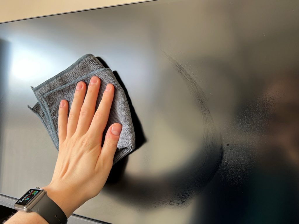 Czyszczenie ekranu monitora szmatką