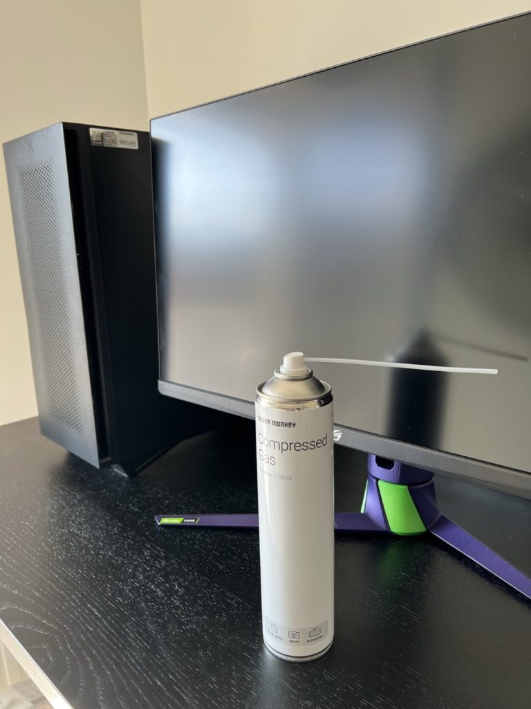 Jak wyczyścić monitor - sprężone powietrze