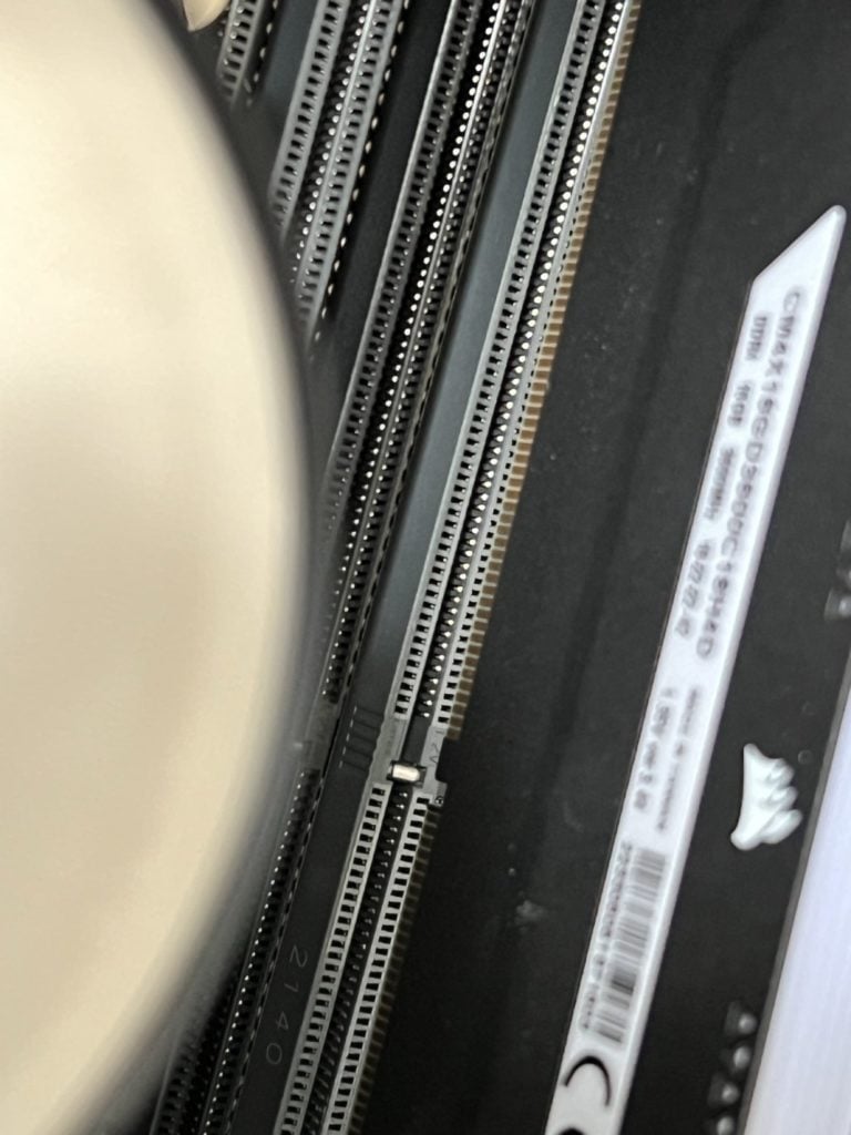 Montaż pamięci RAM w PC