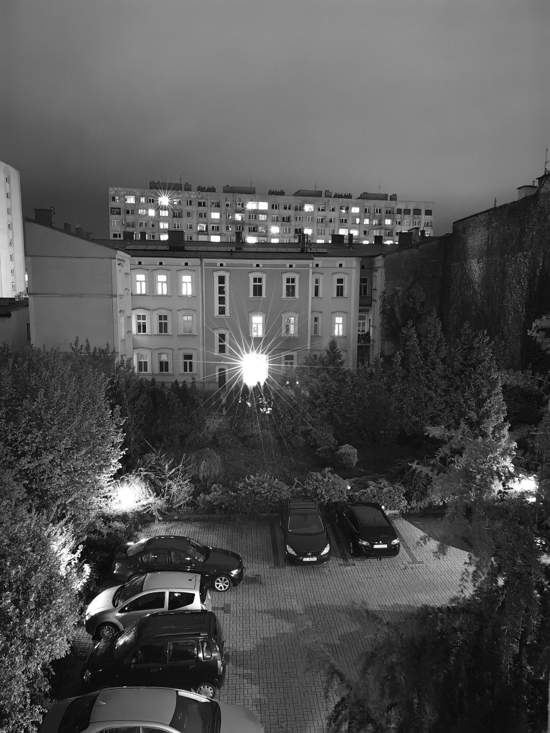 podwórko czarno-białe noc aparat głowny huawei p60 pro