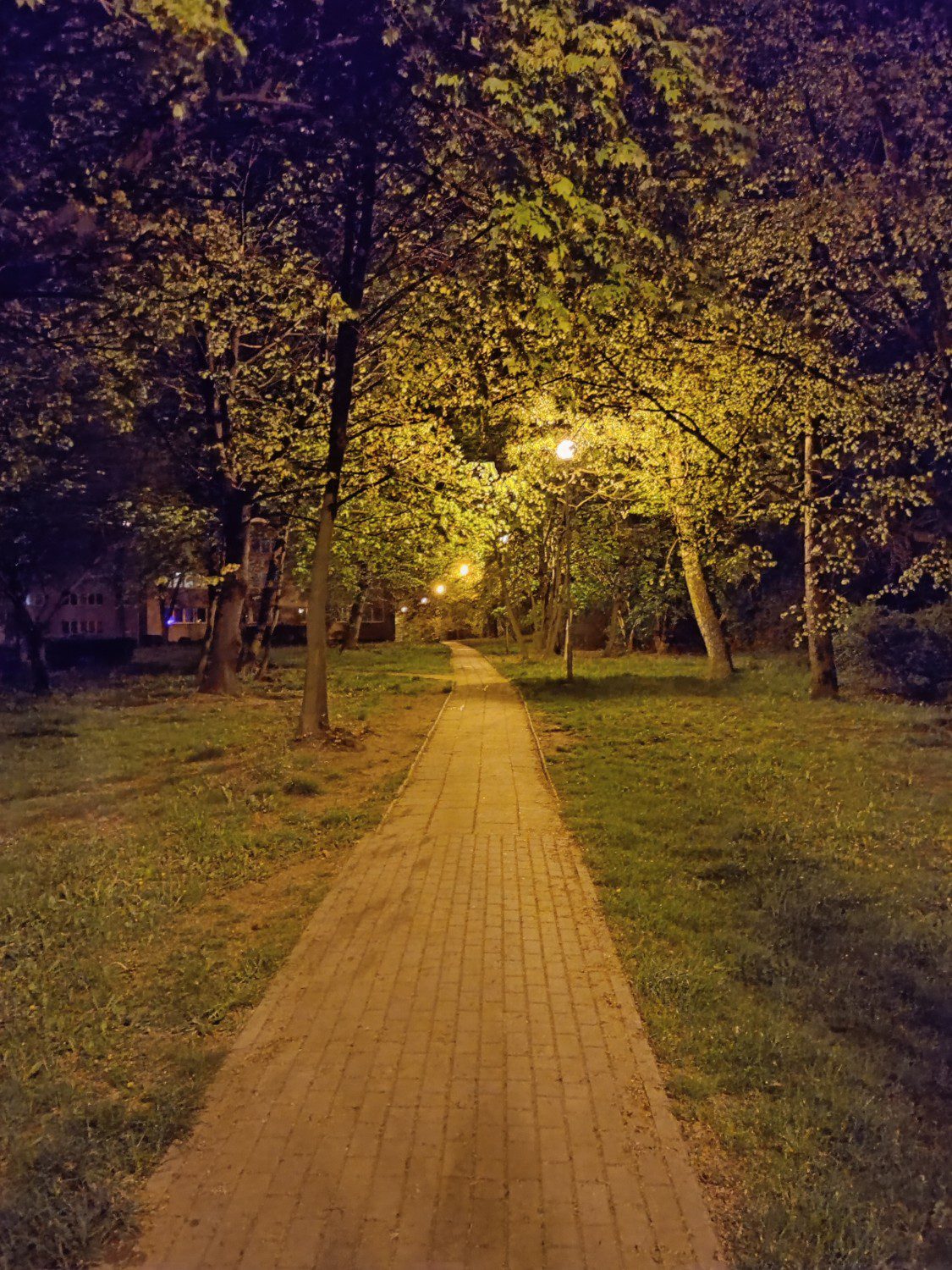 realme c55 zdjęcie nocne na chodniku