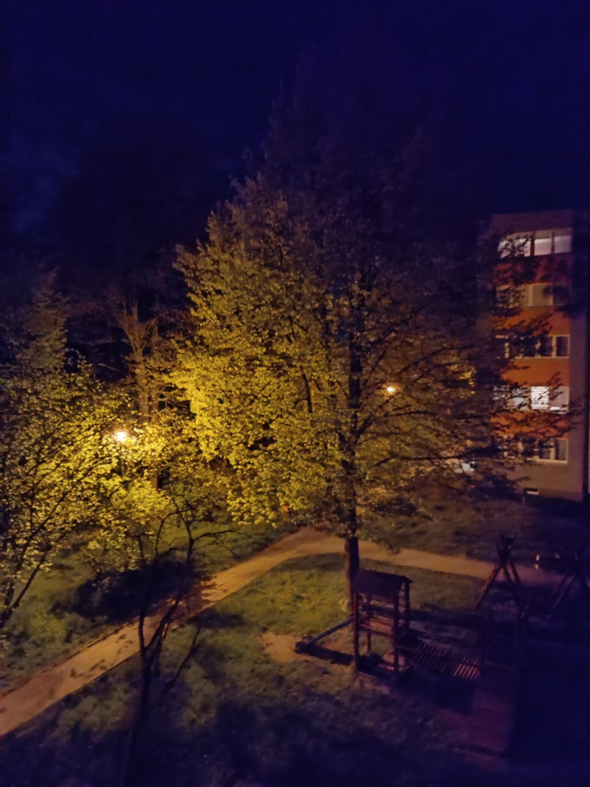 realme c55 zdjęcie nocne na osiedlu