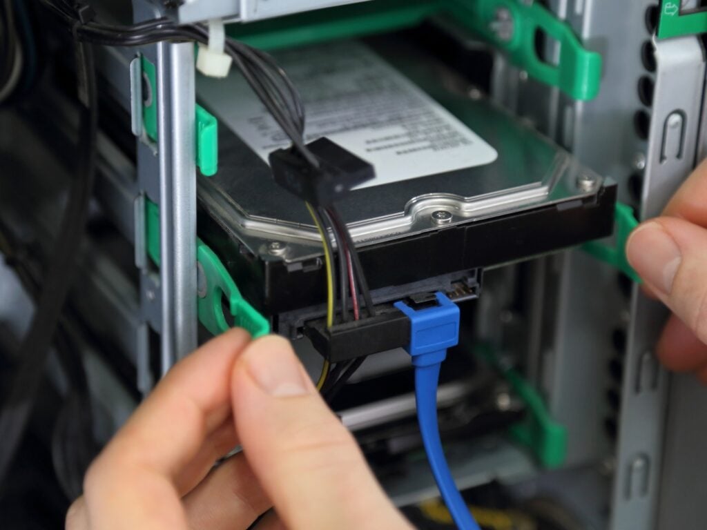 Jak podłączyć kable do dysku HDD