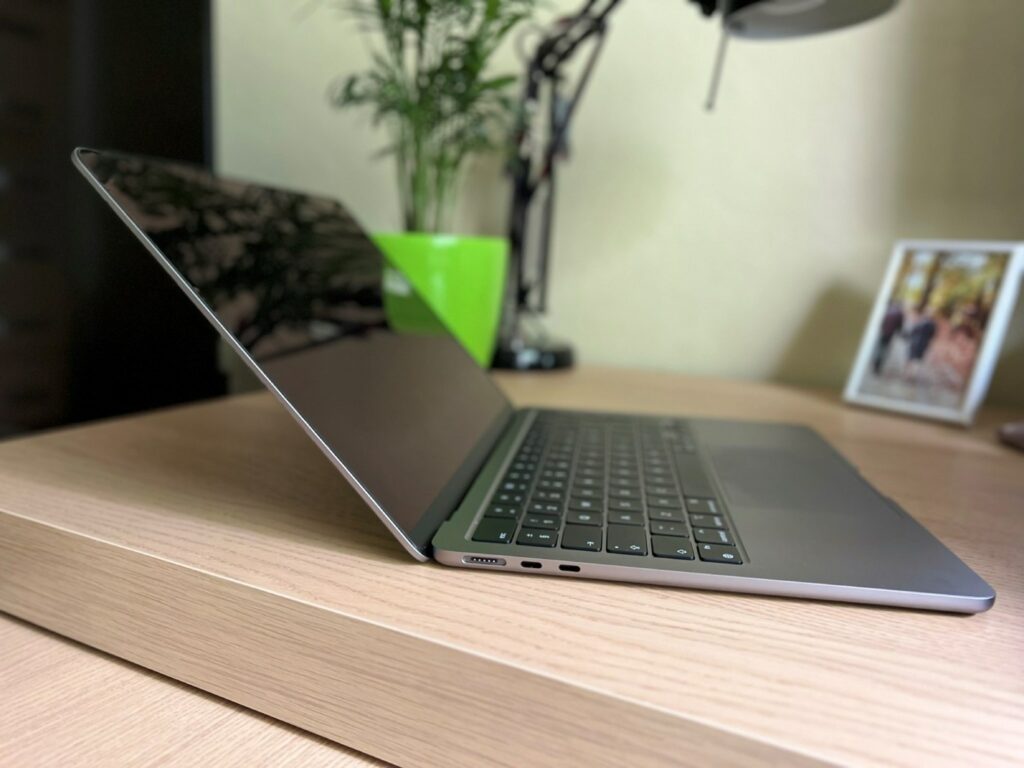 Lewy profil MacBooka Air M2