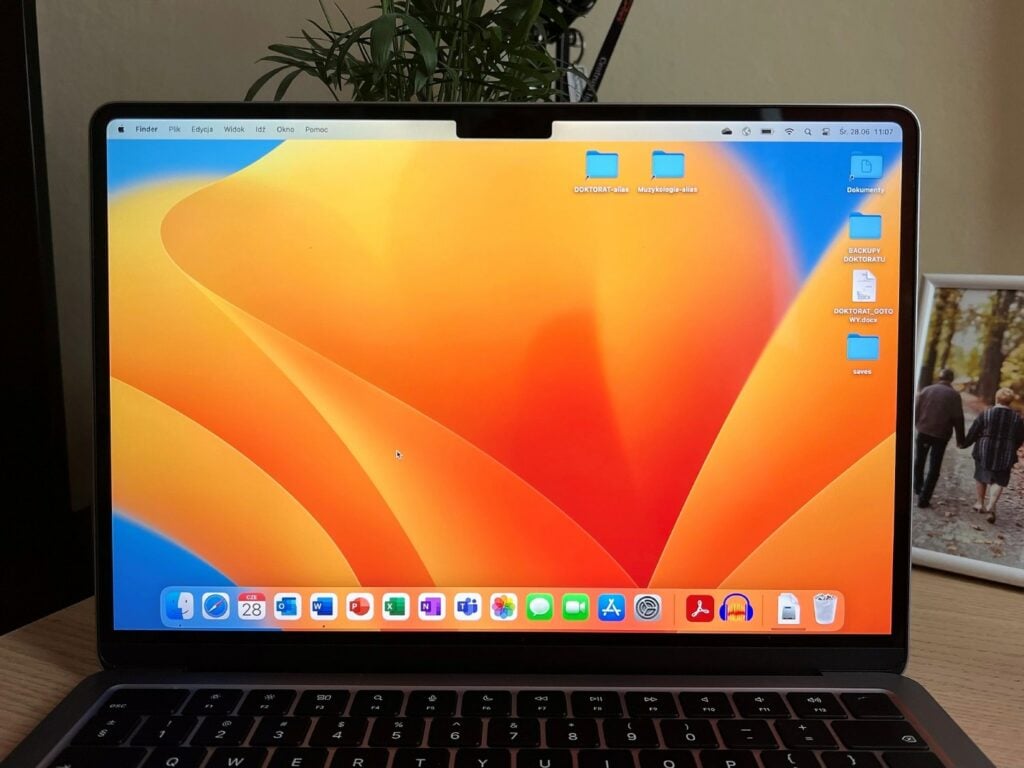 Włączony ekran MacBooka Air M2