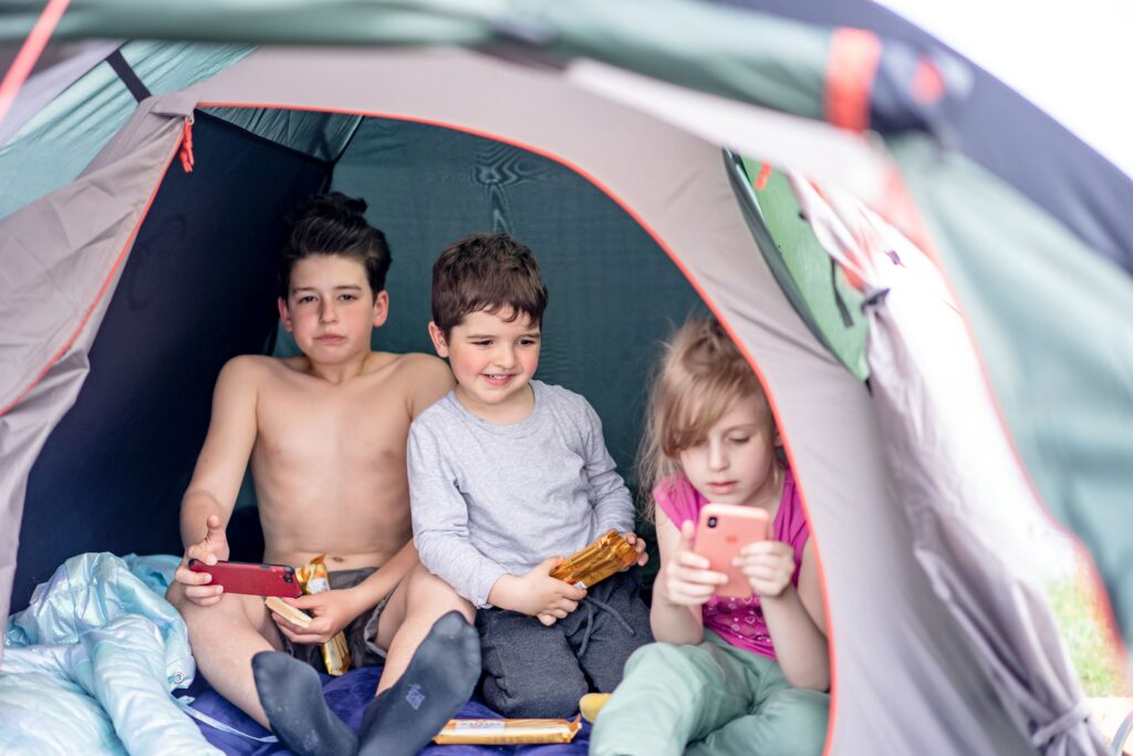 dzieci namiot smartfony