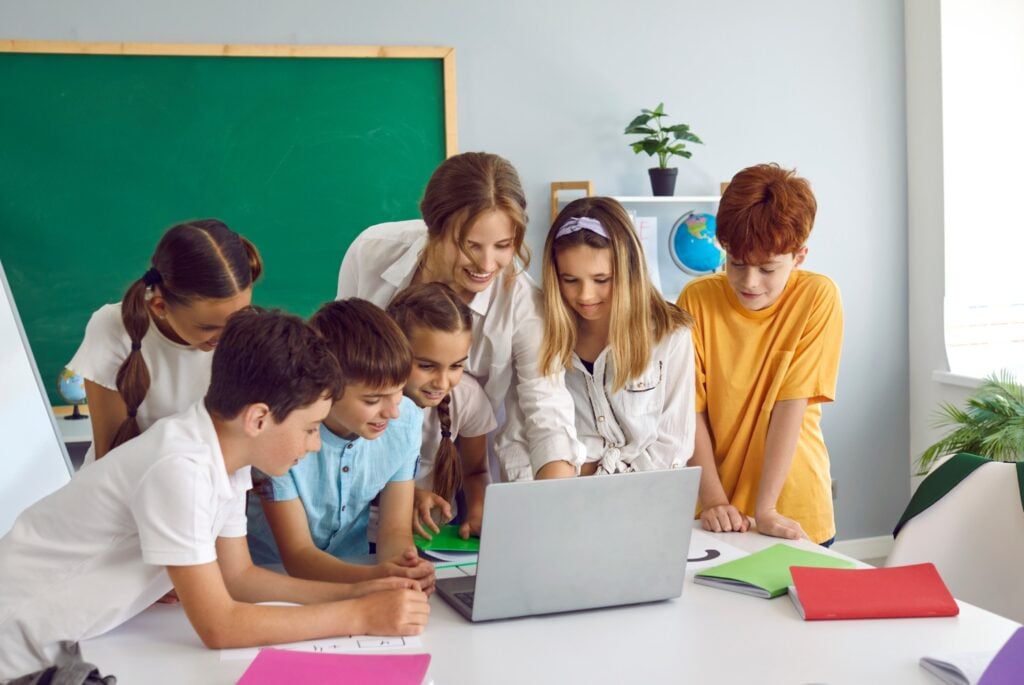 Praca z uczniami przy laptopie