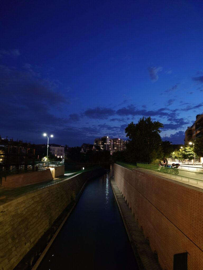 Zdjęcie z obiektywu głównego w Sony Xperia 1 V z trybem nocnym
