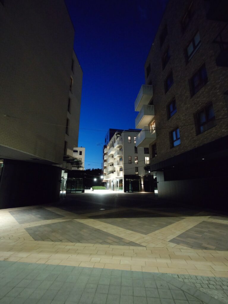 Zdjęcie z obiektywu szerokokątnego w Sony Xperia 1 V z trybem nocnym
