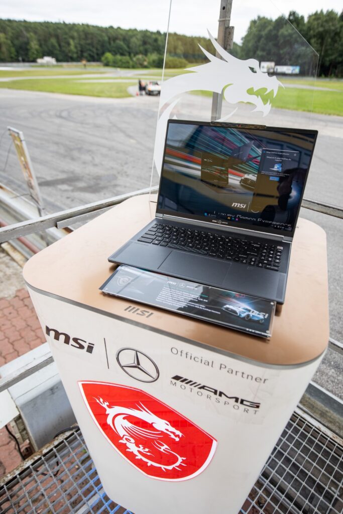 Laptop MSI Stealth 16 AMG na torze wyścigowym