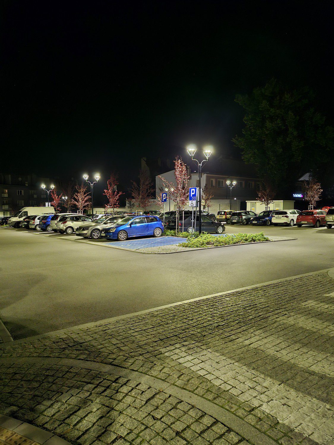 samsung galaxy z flip5 zdjęcie nocne parkingu tryb
