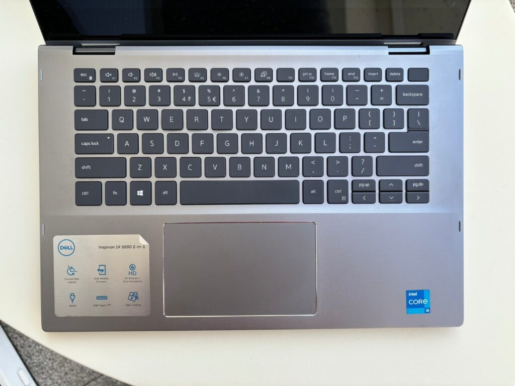 Brudna klawiatura laptopa Dell