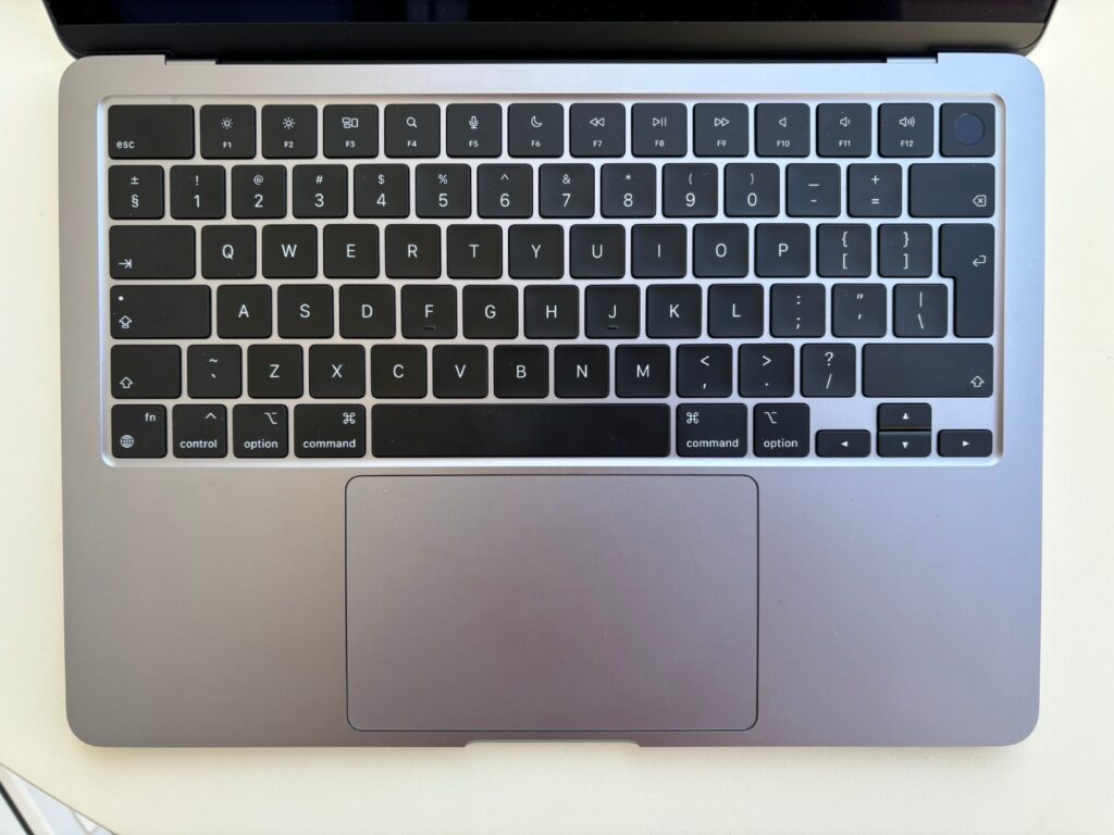 Niewyczyszczona klawiatura macbook