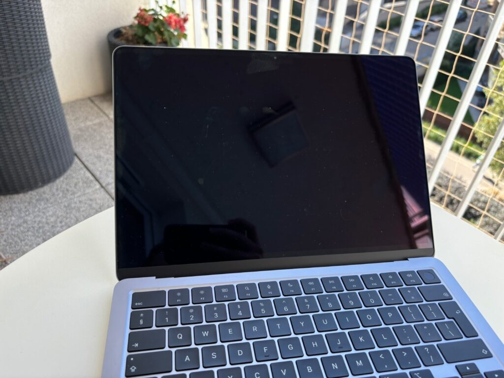 Brudny ekran macbooka