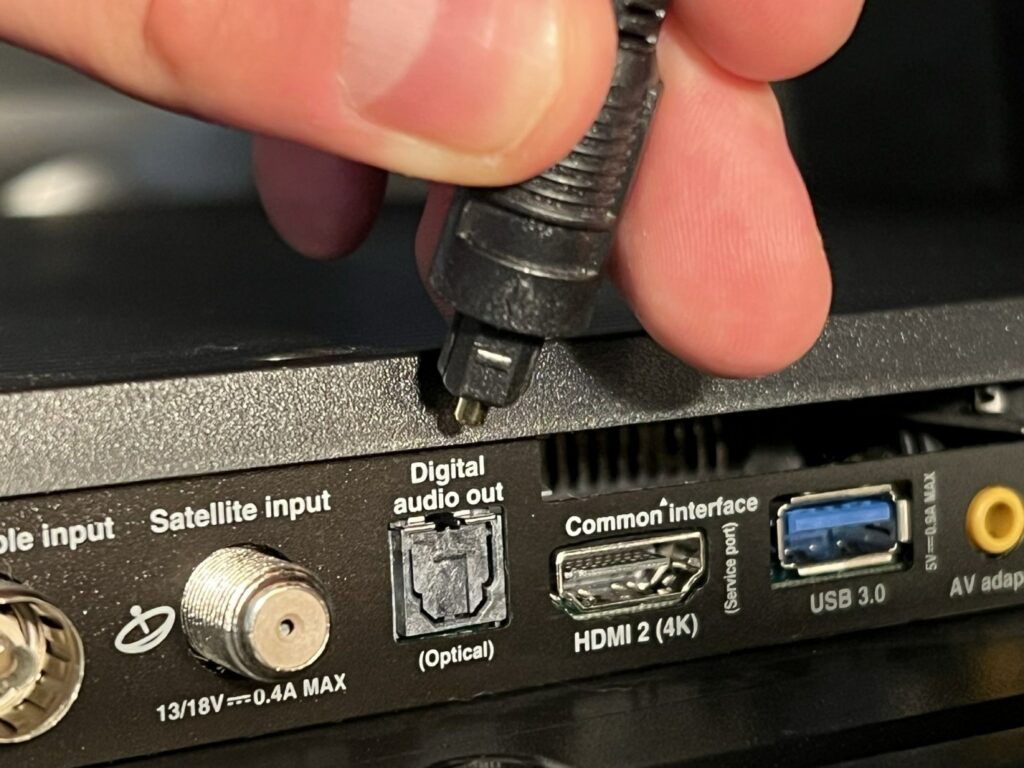 Wpinanie kabla optycznego do telewizora