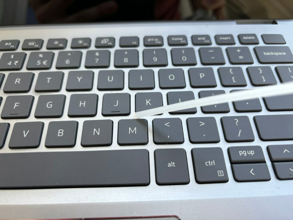 Jak wyczyścić klawiaturę w laptopie sprężonym powietrzem