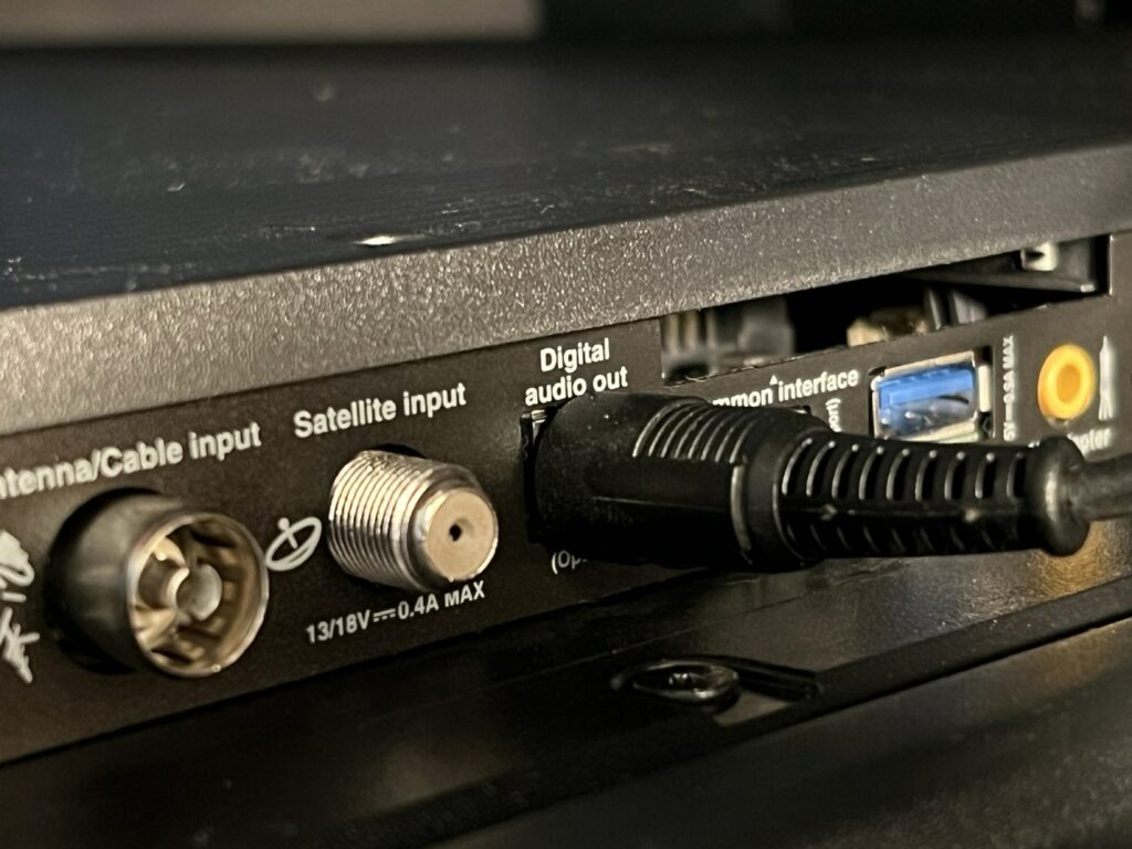 Kabel optyczny audio w telewizorze