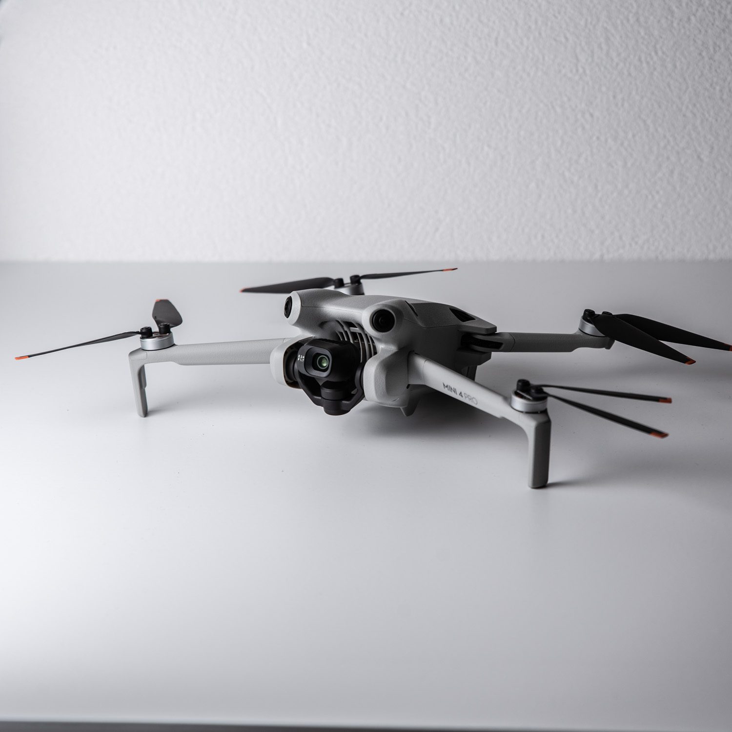 DJI Mini 4 Pro RC FMK widok drona od boku