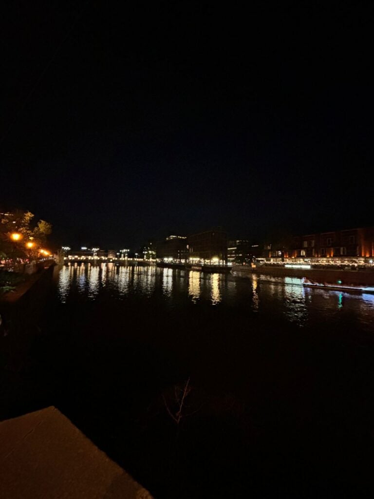 Zdjęcie nocne wykonane obiektywem szerokokątnym iPhone 15