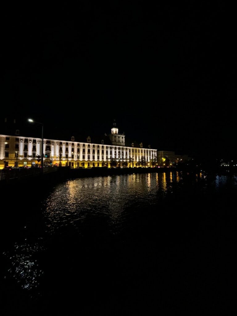 Zdjęcie nocne wykonane obiektywem szerokokątnym iPhone 15